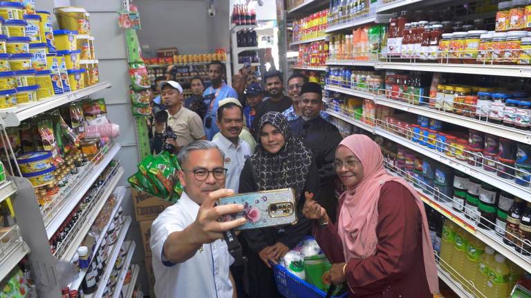 Fahmi during the visit to the mini market in Kubang Semang yesterday. – MASRY CHE ANI/THESUN