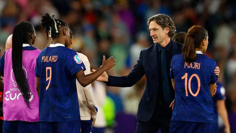 France’s Melvine Malard shakes hands with France coach Laurent Bonadei after losing the penalty shootout. - REUTERS/Piroschka Van De Wouw