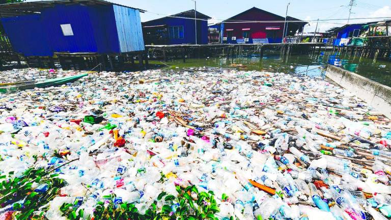 Marfiah said plastic bags are convenient and although people understand the harm, their habits are hard to break. – Bernamapic