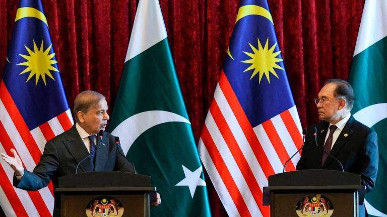 Perdana Menteri Pakistan, Shehbaz Sharif dan Perdana Menteri Malaysia, Anwar Ibrahim (kanan) menghadiri sidang akhbar semasa pertemuan di Putrajaya pada 6 Oktober 2025. (Foto oleh HASNOOR HUSSAIN / POOL / AFP)