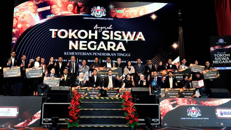 Higher Education Minister Datuk Seri Dr Zambry Abdul Kadir (centre) poses for a commemorative photo with the award recipients at the 2025 National Student Icons Awards (ATSN) ceremony held at a hotel last night. Also present was Deputy Higher Education Minister Datuk Mustapha Sakmud. – BERNAMA