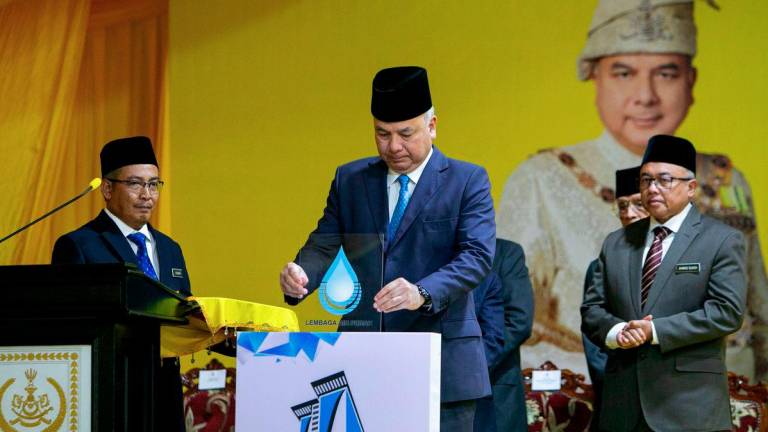 The Sultan of Perak, Sultan Nazrin Shah, graciously officiated the launch of the Perak Water Tower at Basco Avenue @ Kepayang here today. – BERNAMA