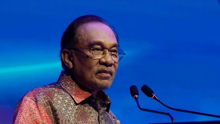Prime Minister Datuk Seri Anwar Ibrahim delivers his speech at the opening of the 43rd ASEAN Ministers on Energy Meeting (AMEM) and the 25th ASEAN Energy Business Forum (AEBF-25) at the Kuala Lumpur Convention Centre (KLCC) today. - BERNAMA