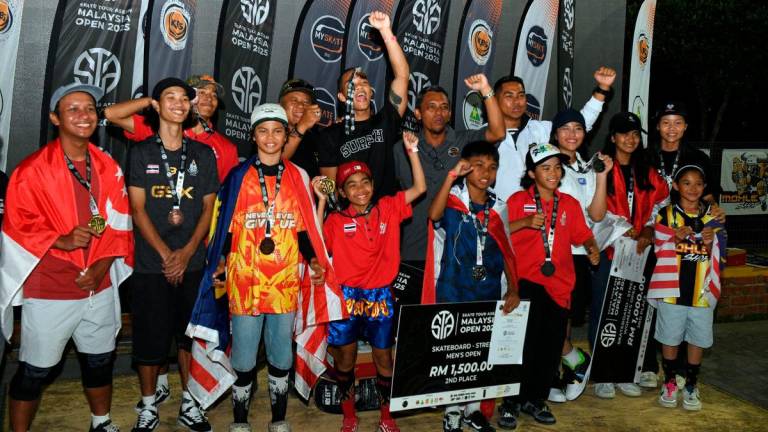 Para pemenang peluncur papan selaju Terbuka Malaysia 2025- Liga Papan Selaju ASEAN (Skate Tour ASEAN) (STA) bergambar di Pokok Sena Skatepark hari ini. Seramai 74 peluncur papan selaju dari Asia Tenggara berkumpul di Pokok Sena Skatepark bagi menyertai pertandingan tersebut -fotoBERNAMA