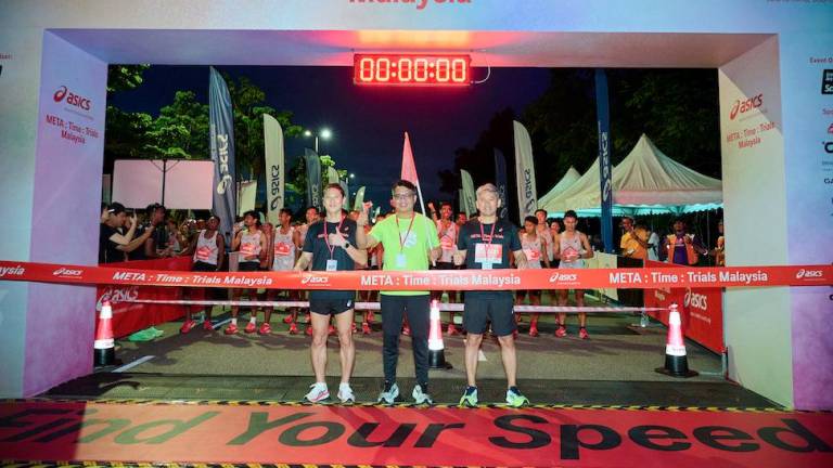 FROM LEFT: Mr Goh Boon Hwa (Product Merchandising Director, ASICS Asia), Mr Boon Tib Soom Nik (Country Manager, ASICS Malaysia and Mr Trin Thanakittivara (Country Manager, ASICS Thailand).
