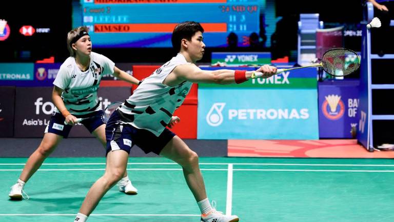 Aksi pasangan beregu campuran negara Chen Tang Jie (kanan) dan Toh Ee Wei. - BERNAMA