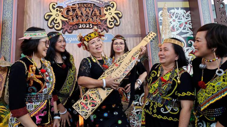 Kaum etnik Orang Ulu Sarawak, Uli Bilong (tengah) dan rakan-rakannya menyanyikan lagu selamat datang pada Rumah Terbuka Hari Gawai Dayak anjuran Kerajaan Sarawak di Pusat Konvensyen Borneo Kuching, hari ini.