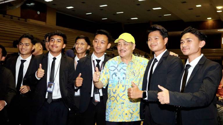 Sabah Chief Minister Datuk Seri Hajiji Noor (third, right) with participants of the Sabah Students Convention at the Hongkod Koisaan KDCA Hall, today. - BERNAMA