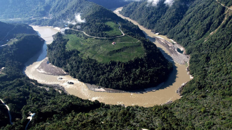 Sebahagian Sungai Yarlung Tsangpo dilihat mengalir melalui Tibet. (Kredit: China News Agency/Getty Images melalui Bloomberg)