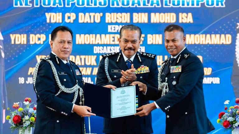 Pengarah Jabatan Siasatan Jenayah Komersial (JSJK) Bukit Aman, Datuk Rusdi Mohd Isa (kiri) menyerahkan sijil serah terima tugas Ketua Polis Kuala Lumpur kepada Datuk Mohamed Usuf Jan Mohamad (kanan) sambil disaksikan oleh Pengarah Jabatan Intergriti dan Pematuhan Standard Bukit Aman, Datuk Hamzah Ahmad (tengah) pada Perhimpunan Bulanan Khas Ketua Polis Kuala Lumpur dan Majlis Serah Terima Tugas Ketua Polis Kuala Lumpur di Ibu Pejabat Polis Kontinjen (IPK) Kuala Lumpur hari in BERNAMA