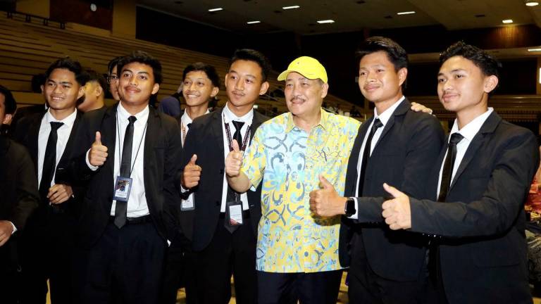 Ketua Menteri Sabah Datuk Seri Hajiji Noor (tiga, kanan) bersama para peserta Konvensyen Mahasiswa Sabah di Dewan Hongkod Koisaan KDCA, hari ini- fotoBERNAMA