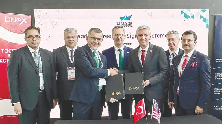 Syed Zainal Abidin (third from left) exchanging signed documents with Havelsan vice-president Şevket Ünal.