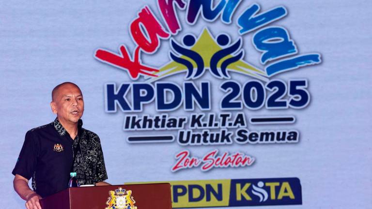 Menteri Perdagangan Dalam Negeri dan Kos Sara Hidup (KPDN), Datuk Armizan Mohd Ali berucap pada Majlis Perasmian Program Jelajah Karnival Kementerian Perdagangan Dalam Negeri dan Kos Sara Hidup (KPDN) 2025 dan Kempen Beli Barangan Malaysia Zon Selatan di Puteri Harbour Convention Centre (PHCC) hari ini - BERNAMA
