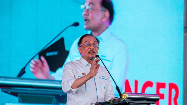 Perdana Menteri Datuk Seri Anwar Ibrahim berucap pada Karnival Usahawan Tenusu MADANI “Memacu Revolusi Pertanian Moden, Menjana Ekonomi Rakyat” di Kompleks Tenusu Farm Fresh Perak hari ini -fotoBERNAMA