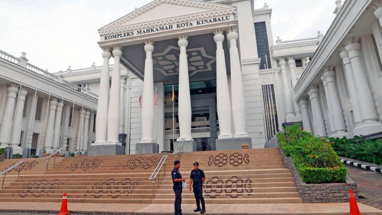 Anggota keselamatan berkawal di luar Kompleks Mahkamah Kota Kinabalu susulan lima remaja perempuan bawah umur dijadual didakwa di Mahkamah Kanak-kanak pagi ini berhubung kes buli pelajar Zara Qairina Mahathir -fotoBERNAMA