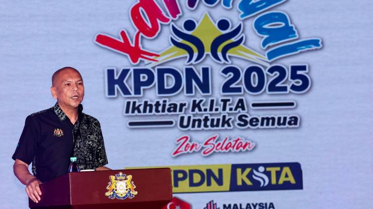 Menteri Perdagangan Dalam Negeri dan Kos Sara Hidup (KPDN), Datuk Armizan Mohd Ali berucap pada Majlis Perasmian Program Jelajah Karnival Kementerian Perdagangan Dalam Negeri dan Kos Sara Hidup (KPDN) 2025 dan Kempen Beli Barangan Malaysia Zon Selatan di Puteri Harbour Convention Centre (PHCC) hari ini. - fotoBERNAMA