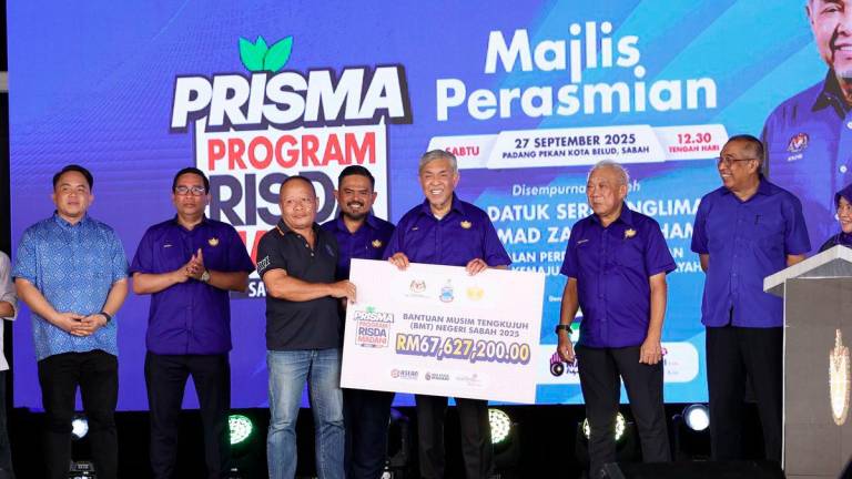 Deputy Prime Minister Datuk Seri Dr Ahmad Zahid Hamidi presented a replica cheque for the 2025 Sabah State Monsoon Assistance to a representative of RISDA during the official launch of the RISDA MADANI Carnival (KARRISMA) Sabah 2025 at Padang Kota Belud today. – BERNAMA