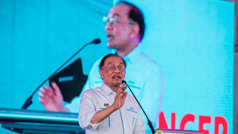 Perdana Menteri Datuk Seri Anwar Ibrahim berucap pada Karnival Usahawan Tenusu MADANI “Memacu Revolusi Pertanian Moden, Menjana Ekonomi Rakyat” di Kompleks Tenusu Farm Fresh Perak hari ini. - BERNAMA