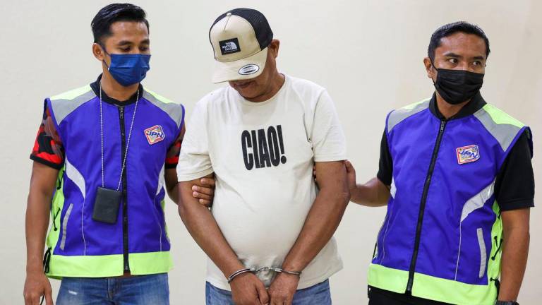 Warga emas, Abdah Said, 65, didenda RM6,000 selepas mengaku bersalah di Mahkamah Majistret hari ini setelah membuat permohonan kad pengenalan atau MyKad menggunakan sijil kelahiran milik orang lain pada 2012- BERNAMA