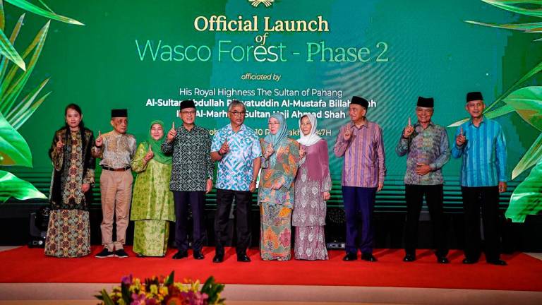 Sultan Pahang Al-Sultan Abdullah Ri’ayatuddin Al-Mustafa Billah Shah (lima, kiri) dan Tengku Ampuan Pahang Tunku Azizah Aminah Maimunah Iskandariah (lima, kanan) berkenan bergambar bersama pada Majlis Perasmian Wasco Forest Fasa Dua, hari ini- BERNAMA