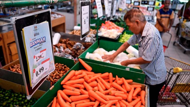 Visitors did not miss the opportunity to purchase essential items at the MADANI Rahmah Sales Programme (PJRM) held in conjunction with the National Day 2025 celebration at a supermarket. – BERNAMA