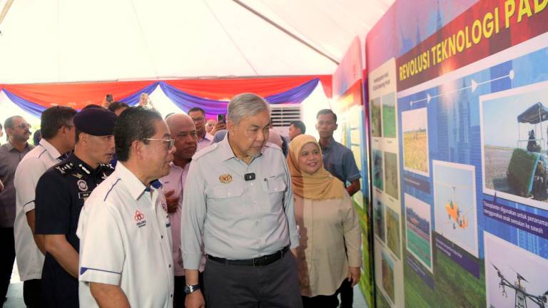 Timbalan Perdana Menteri Datuk Seri Dr Ahmad Zahid Hamidi yang juga Menteri Kemajuan Desa dan Wilayah melawat reruai FELCRA Plantation ketika merasmikan Majlis Pelancaran Padi Benih Wangi di FELCRA Plantation Services Sdn Bhd Seberang Perak hari ini. Turut bersama Timbalan Menteri Kemajuan Desa dan Wilayah Datuk Rubiah Wang (kanan) - fotoBERNAMA