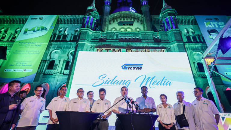 The Minister of Transport, Anthony Loke, during a press conference at the launch of the KITS Style application at the KTMB Corporate Headquarters last night. Also present were the Deputy Minister of Transport, Datuk Hasbi Habibollah (fourth from left), the Secretary-General of the Ministry of Transport, Datuk Jana Santhiran Muniayan (fourth from right), and the Group Chief Executive Officer of KTMB, Datuk Mohd Rani Hisham Samsudin (sixth from left). - BERNAMA
