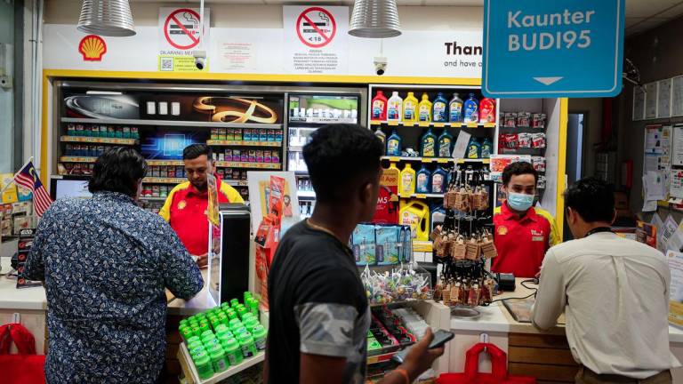 Tepat jam 12 tengah malam, orang ramai mula mengisi minyak pada harga baharu RM1.99 seliter menerusi inisiatif BUDI MADANI RON95 (BUDI95). - fotoBERNAMA