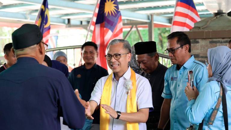 Menteri Komunikasi Datuk Fahmi Fadzil ketika mengadakan perjumpaan dengan komuniti Kampung Cocos hari ini. - BERNAMA