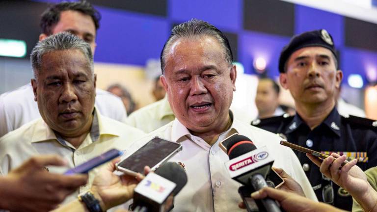 Menteri Kerja Raya Datuk Seri Alexander Nanta Linggi - fotoBERNAMA