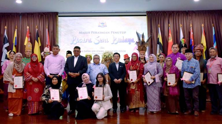 Ketua Menteri Melaka Datuk Seri Ab Rauf Yusoh (berdiri, empat kiri) bersama moderator Bicara Seni Budaya selepas merasmikan penutup program berkenaan sempena Program Rentak Bertandak Antarabangsa Melaka hari ini-BERNAMA