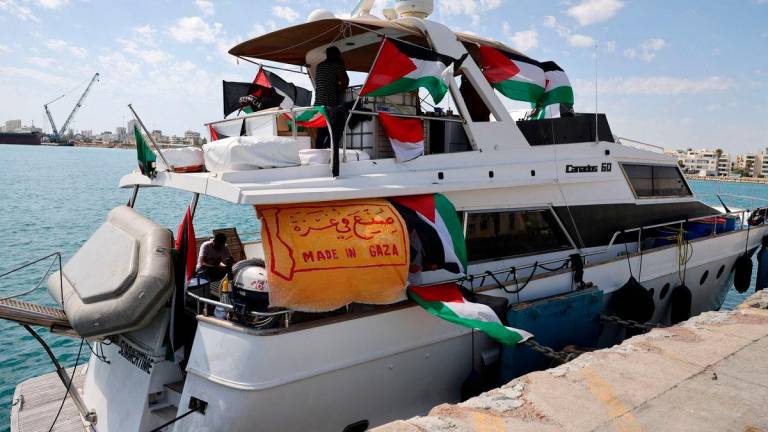 Orang ramai berkumpul di atas sebuah bot daripada flotila yang membawa bantuan ke Gaza sebelum dipintas oleh Israel, berlabuh di pelabuhan Larnaca, Cyprus pada 3 Oktober 2025. REUTERSpix