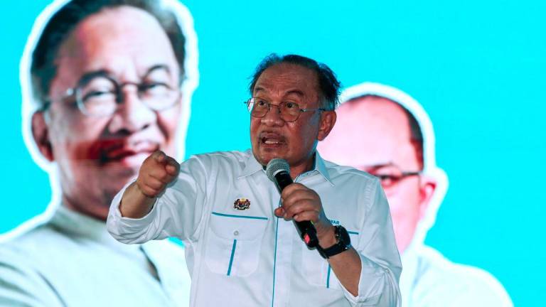 Perdana Menteri Datuk Seri Anwar Ibrahim yang juga Presiden Parti Keadilan Rakyat (PKR) berucap pada Program Sambutan 27 Tahun Reformasi di Ibu Pejabat PKR Melaka, hari ini. - fotoBERNAMA