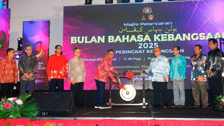 The Menteri Besar of Selangor, Datuk Seri Amirudin Shari, delivered a speech during the launch ceremony in conjunction with the 2025 National Month of Language Celebration at the MPAJ Convention Centre, Taman Melawati, today. - BERNAMA