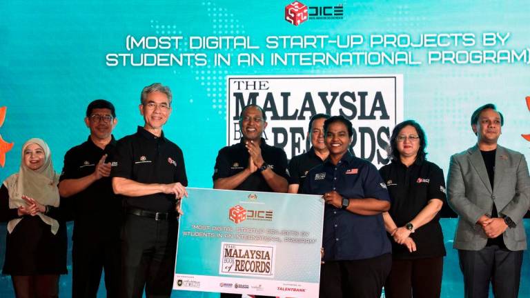Higher Education Minister Datuk Seri Dr Zambry Abdul Kadir (centre) witnesses the presentation of the Malaysia Book of Records (MBOR) certificate, represented by MBOR Official Officer V. Menaga (third from right), to the Secretary-General of the Ministry of Higher Education (MoHE), Datuk Dr Anesee Ibrahim (third from left), during the closing ceremony of ‘Digital Innovation Creativepreneur 3.0’ at the Persada International Convention Centre yesterday. Also present were UniSZA Vice-Chancellor Prof. Datuk Dr Fadzli Adam (fourth from right) and MDEC Chief Executive Officer Anuar Fariz Fadzil (right). – BERNAMA