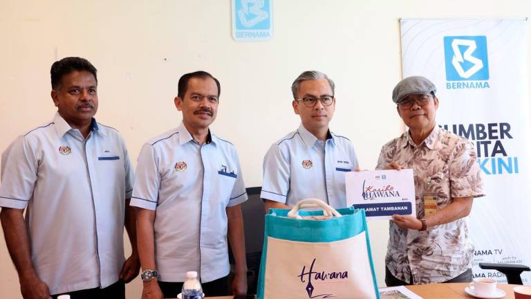 Communications Minister Datuk Fahmi Fadzil presented a contribution to Asia Times journalist, Salamat Tambanan (right), a recipient of the Kasih Fund @HAWANA, who was affected by a tragedy that struck his home. The handover ceremony was also attended by the Secretary-General of the Ministry of Communications, Datuk Mohamad Fauzi Md Isa (second from left), and Bernama Editor-in-Chief Arul Rajoo Durar Raj (left), at the Malaysian National News Agency (BERNAMA) office, Ministry of Communications Complex, Jalan Lintas, today. – BERNAMA