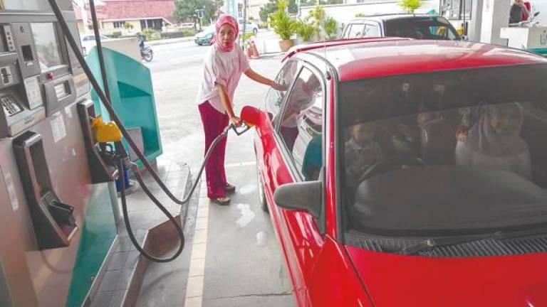 Current petrol subsidies predominantly benefit wealthier individuals who can afford the full price and fail to effectively support low-income groups. – BERNAMAPIC