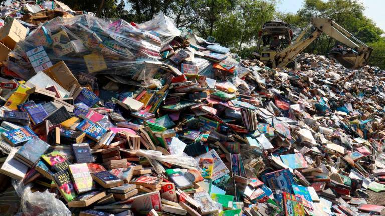 Gambar Hiasan Sahaja: Buku-Buku yang rosak akan di bawa untuk proses kitar semula. Asyraf Rasid / the sun
