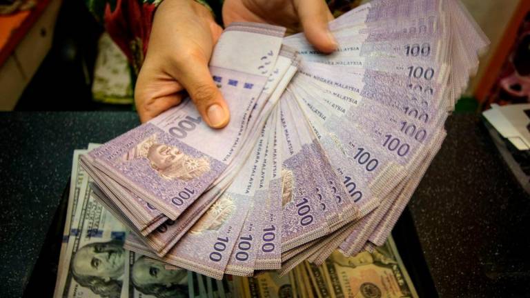 Ringgit dibuka tinggi berbanding dolar US pada Isnin, didorong oleh kejutan tarif yang dijangka memberi kesan negatif kepada ekonomi Amerika Syarikat (AS), kata seorang penganalisis-BERNAMA