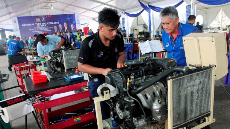 Sebahagian pelatih Institut Kemahiran Belia Negara (IKBN) menukar tayar lori di ruang pameran sempena majlis Pelancaran Inkubator Teknologi Pemprosesan Makanan Zon Utara di Institut Kemahiran Belia Negara (IKBN) Naka hari ini - BERNAMA