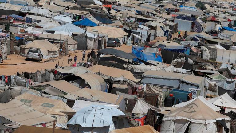 Displaced Palestinians shelter in a tent camp in Mawasi area, after Hamas agreed to release hostages and accept some other terms in a U.S. plan to end the war, in Khan Younis in the southern Gaza Strip October 4, 2025. - REUTERS/Ramadan Abed