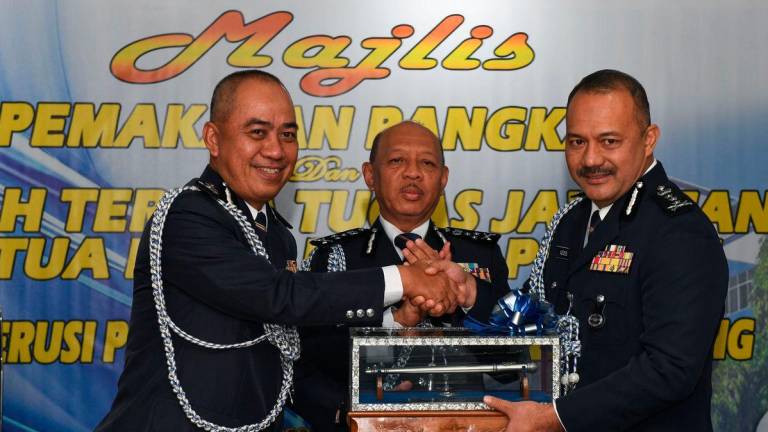 Timbalan Pengarah Pengurusan (Pentadbiran) Bukit Aman Datuk Azizee Ismail (kanan) menerima tongkat kuasa Ketua Polis Pulau Pinang daripada pemangku Ketua Polis yang juga Timbalan Ketua Polis Pulau Pinang Datuk Mohd Alwi Zainal Abidin - fotoBERNAMA