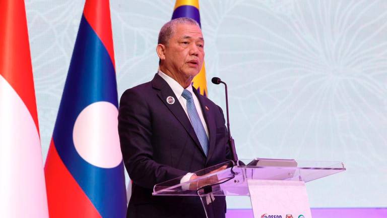 Timbalan Perdana Menteri merangkap Menteri Peralihan Tenaga dan Transformasi Air (PETRA) Datuk Seri Fadillah Yusof berucap pada penutup Forum Perniagaan Tenaga ASEAN Ke-25 (AEBF-25) di Pusat Konvensyen Kuala Lumpur (KLCC), hari ini. - BERNAMA