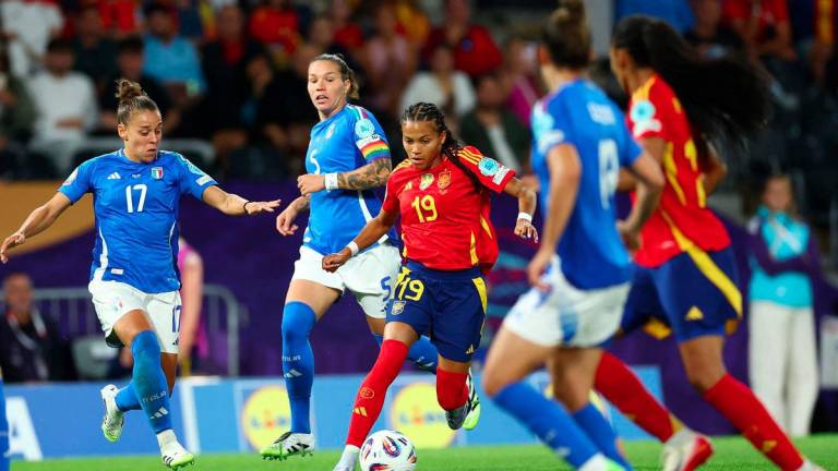 Football - UEFA Women's Euro 2025 - Group B - Italy v Spain - Stadion Wankdorf, Bern, Switzerland - July 11, 2025Italy's Lisa Boattin in action with Spain's Vicky Lopez - REUTERSPIX