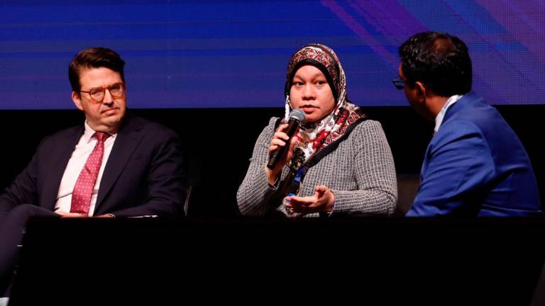 Asian Development Bank head of Southeast Asia Green Finance Hub Scott Roberts (left) and Siti Safinah (centre) during a panel discussion on ‘Powering Asean Energy Transition: Connectivity, Financing and Investment’ in conjunction with the 25th Asean Energy Business Forum at the Kuala Lumpur Convention Centre yesterday. – Bernamapic