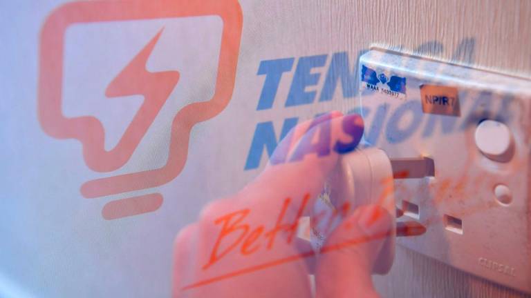 Menteri Tenaga dan Sumber Asli (KeTSA) Datuk Seri Dr Shamsul Anuar Nasarah memaklumkan tiada kenaikan tarif elektrik bagi tempoh Julai hingga Disember tahun ini serta kerajaan juga bersetuju memberikan rebat elektrik sebanyak dua sen kilowatt per jam (kWj) kepada 9.44 juta pemilik akaun Tenaga Nasional Berhad (TNB) - BERNAMA