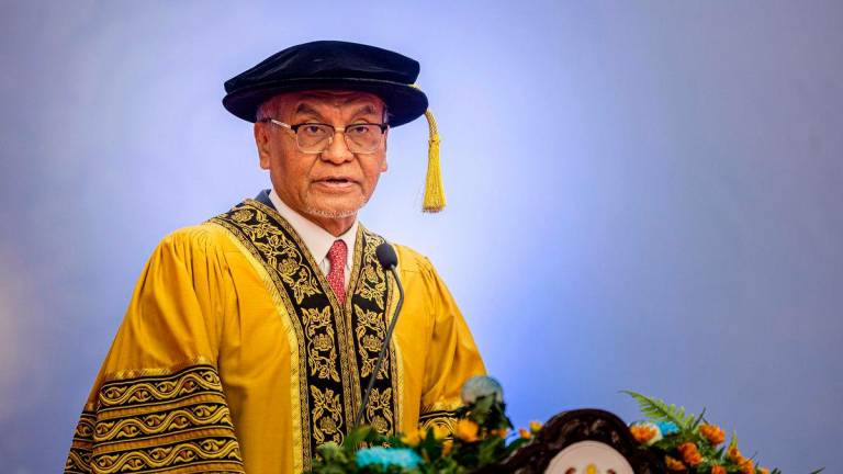 Menteri Kesihatan Datuk Seri Dr. Dzulkefly Ahmad berucap hadir menyempurnakan Sidang Pertama Istiadat Konvokesyen Institut Latihan Kementerian Kesihatan Malaysia (ILKKM) Zon Semenanjung di ILKKM Sultan Azlan Shah hari ini- fotoBERNAMA