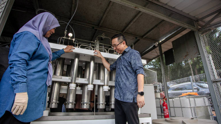 Menteri Sains, Teknologi dan Inovasi Chang Lih Kang (kanan) menghadiri Majlis Pelancaran Elektrifikasi Lestari Melalui Reaktor Hidrogen Pepejal (HyPEReactor) di Tapak Projek HyPEReactor Gereja Pos Tibang di sini hari ini.Turut sama Ahli Dewan Undangan Negeri (ADUN) Behrang Salina Samsudin (kiri). - BERNAMA