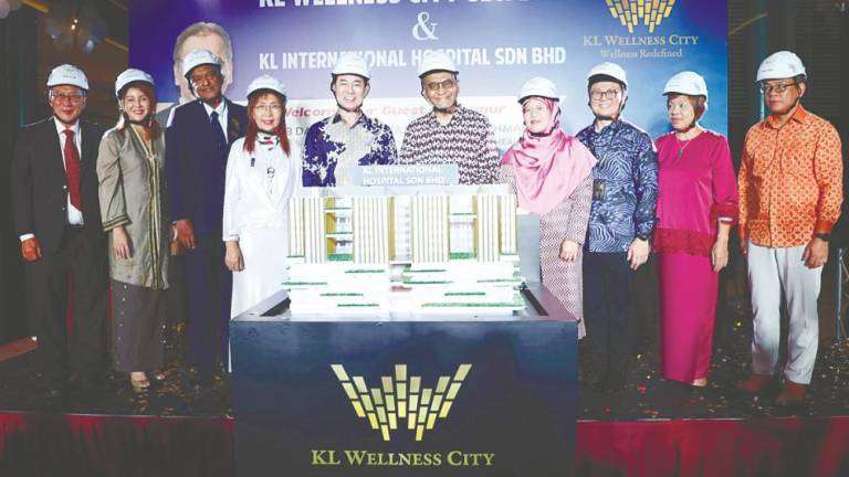 (Starting fourth from left) Seputeh MP Teresa Kok, Lee, Dzulkefly and Member of the Selangor State Executive Council (Women and Family Empowerment, Social Welfare &amp; Care Economy) Anfaal Saari at the launch of KLIH, flanked by the KL Wellness City management team.