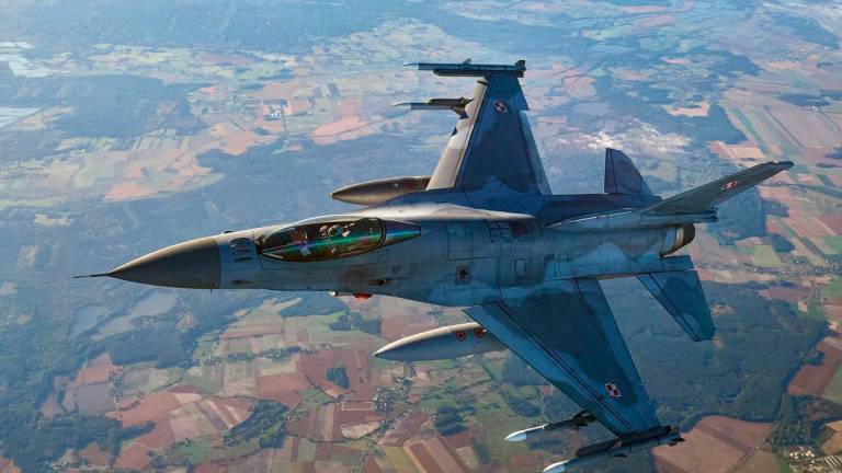 (FAIL) Sebuah jet pejuang F-16 menyertai latihan NATO Air Shielding berhampiran pangkalan udara di Lask, Poland tengah pada 12 Oktober 2022. Sebuah jet pejuang F-16 milik Poland terhempas pada 28 Ogos 2025 ketika membuat persiapan untuk pertunjukan udara di bandar Radom, mengorbankan juruterbangnya, menurut jurucakap kerajaan. (Foto oleh RADOSLAW JOZWIAK / AFP)